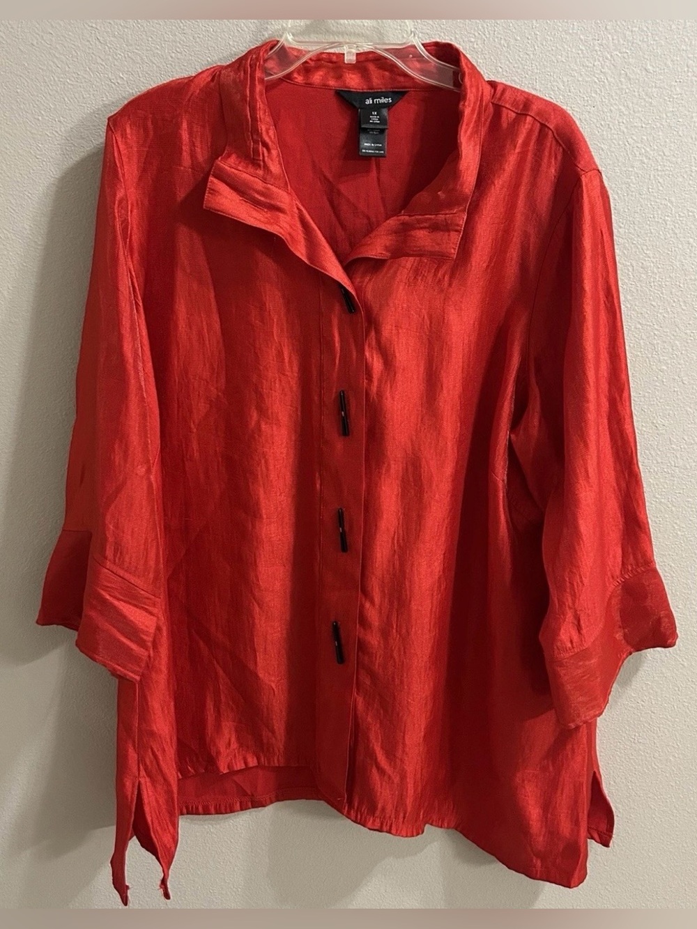 Ali Miles Blouse Top Size 1X Red Satin Sheen Modern Artsy Career Wear Button Up